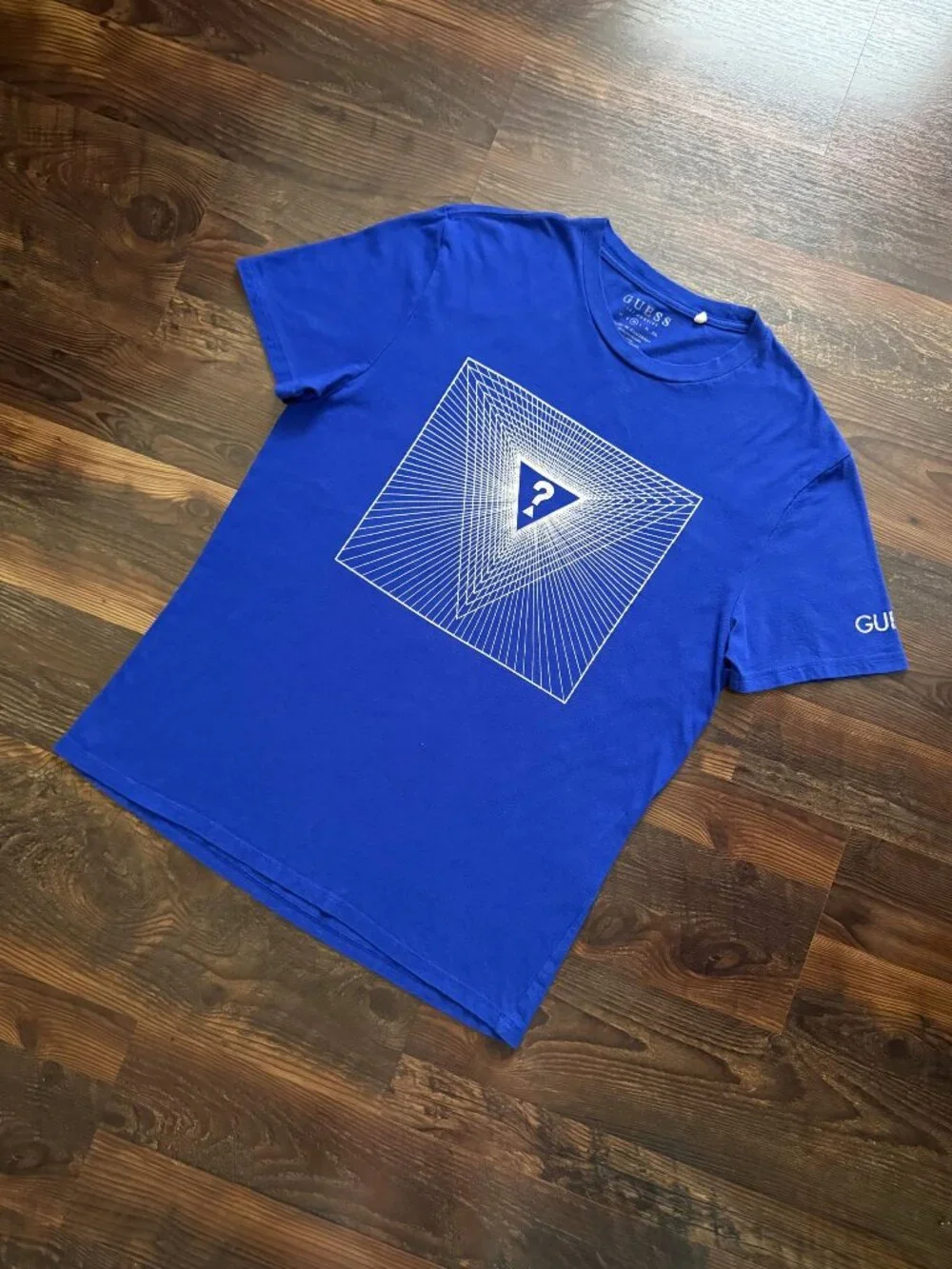 Guess Optical Illusion Geometric Graphic T-Shirt - Picture 3 of 7